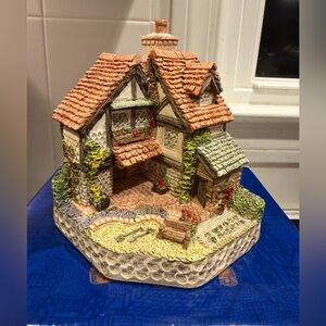 1995 David Winter Charming Gardeners Cottage Figurine with original box